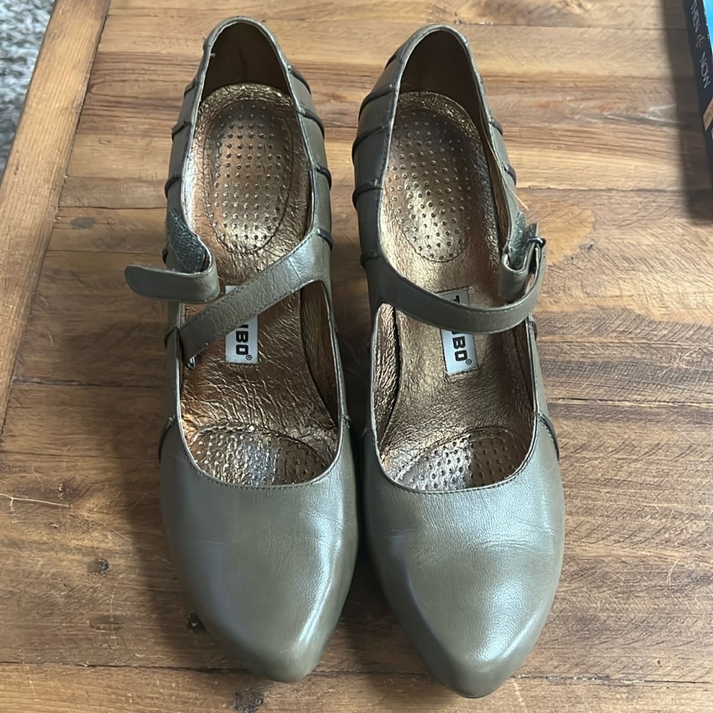 Practically new Tsubo heels! Olive green color and very stylish. Size 9